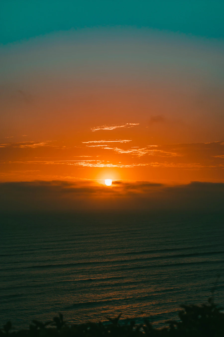 Atardecer dorado sobre el mar en la región de Lima, Perú