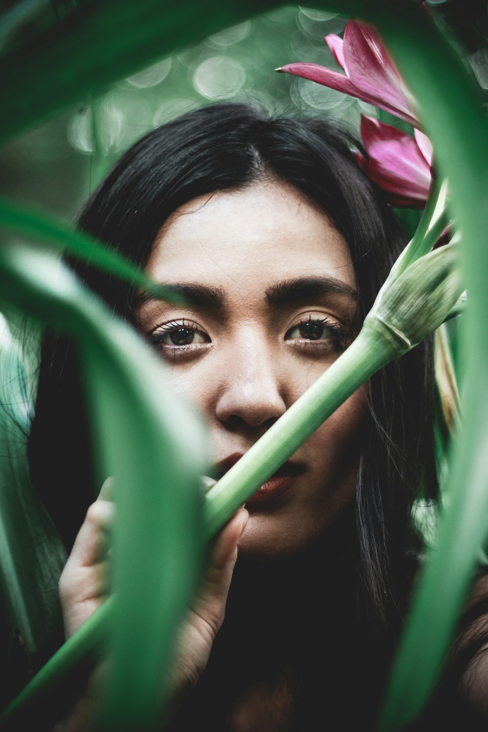 Mujer detrás de las plantas