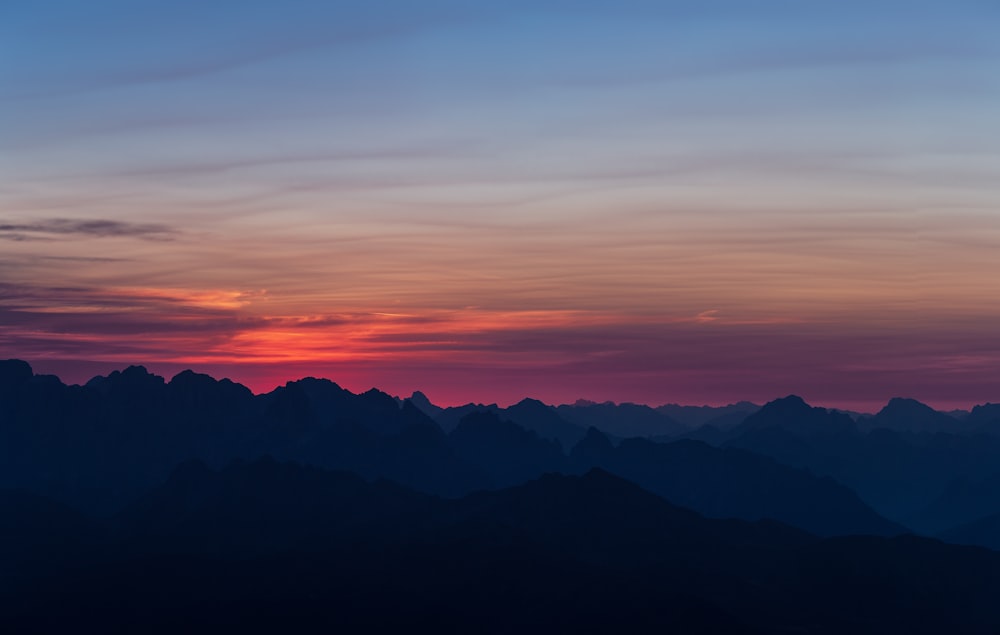 silhouette di montagna al tramonto