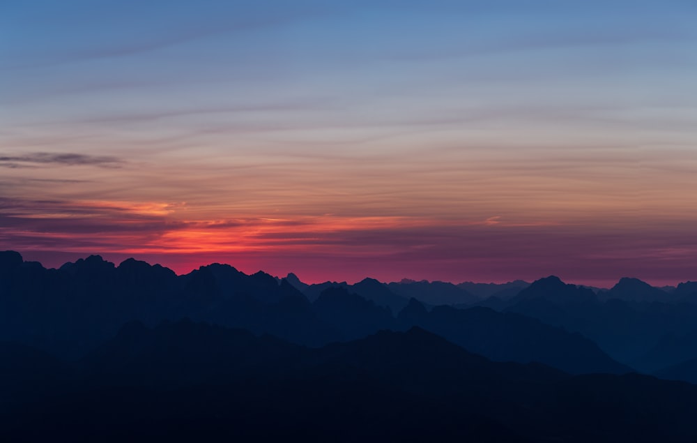 silhouette de montagne au coucher du soleil