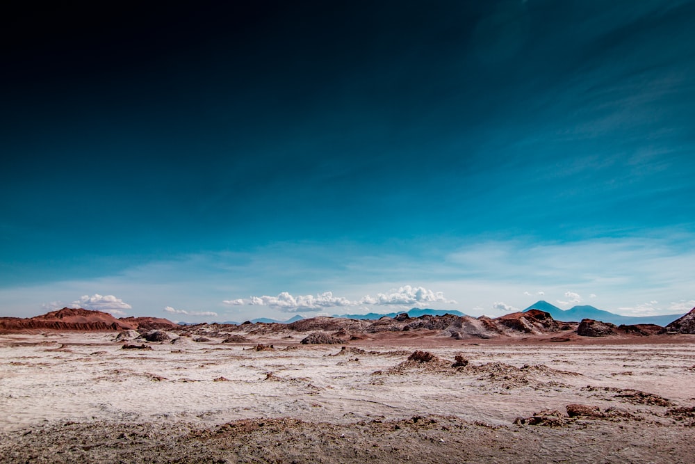 青い空が広がる砂漠の砂丘