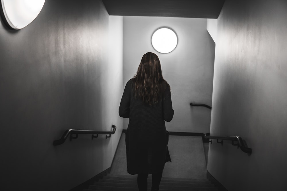 Mujer bajando las escaleras