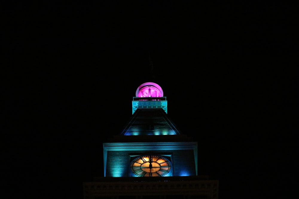 Edifício à noite com luzes de néon