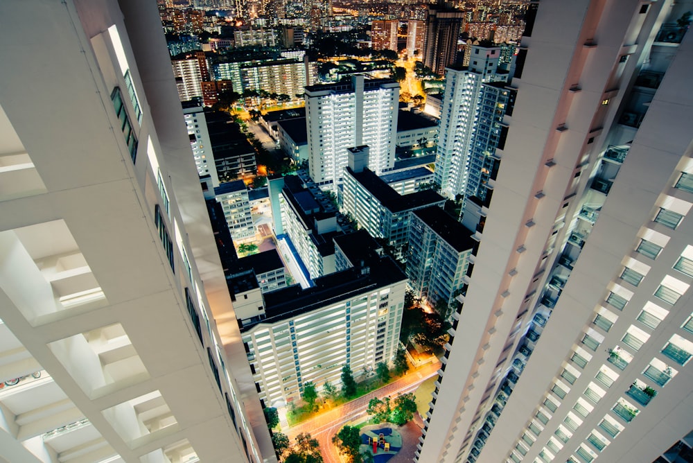 Vista de gran ángulo de edificios de gran altura pintados de blanco