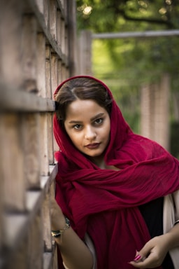 portrait photography,how to photograph woman leaning on white fence