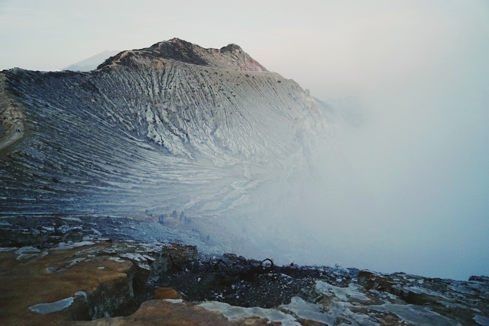 pico da montanha durante o dia