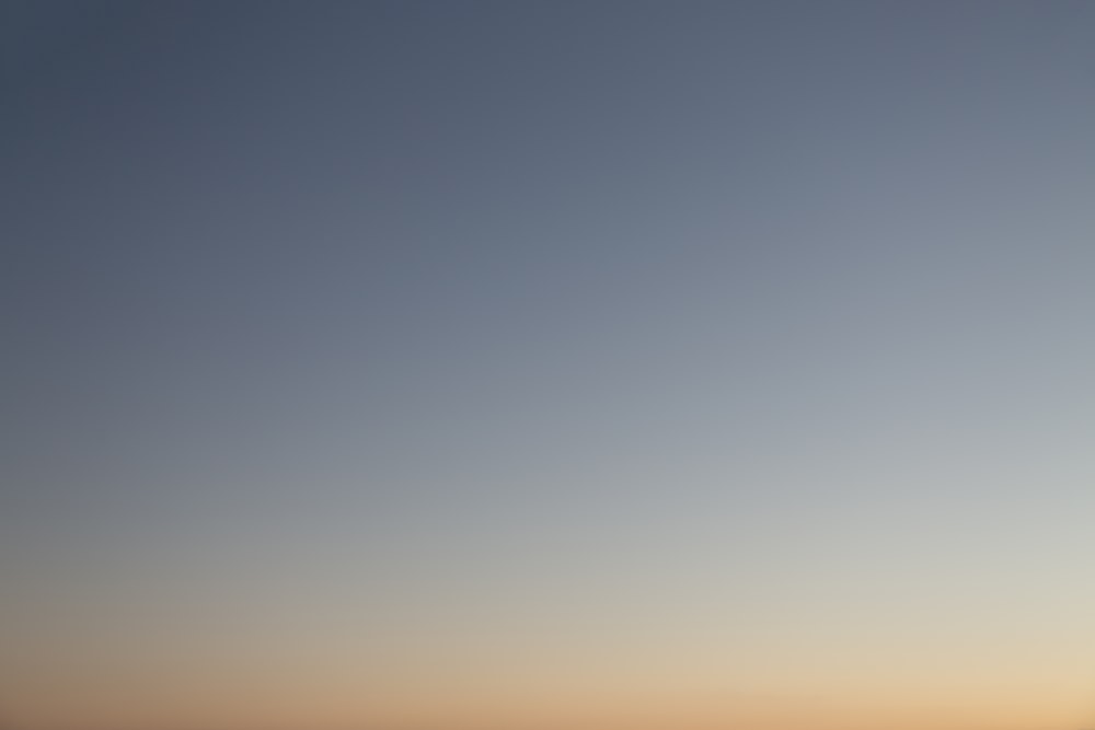 Un avion volant dans le ciel au coucher du soleil