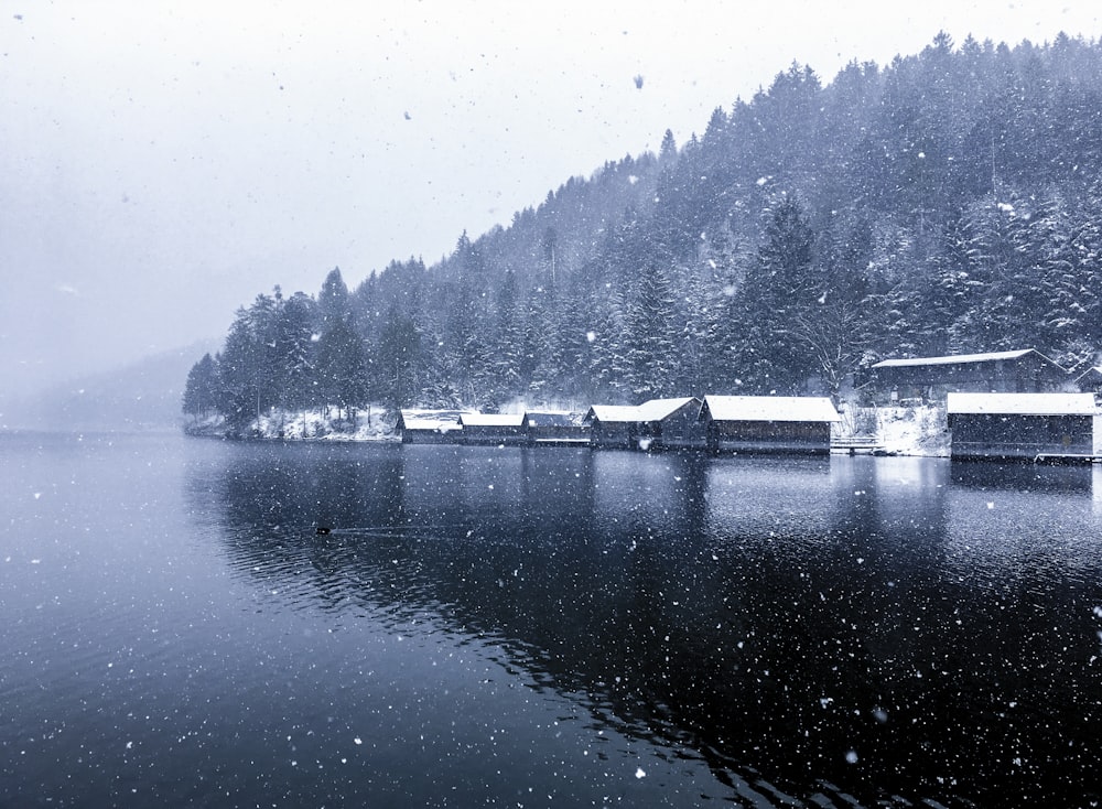 pueblo junto a la masa de agua cubierta de nieve