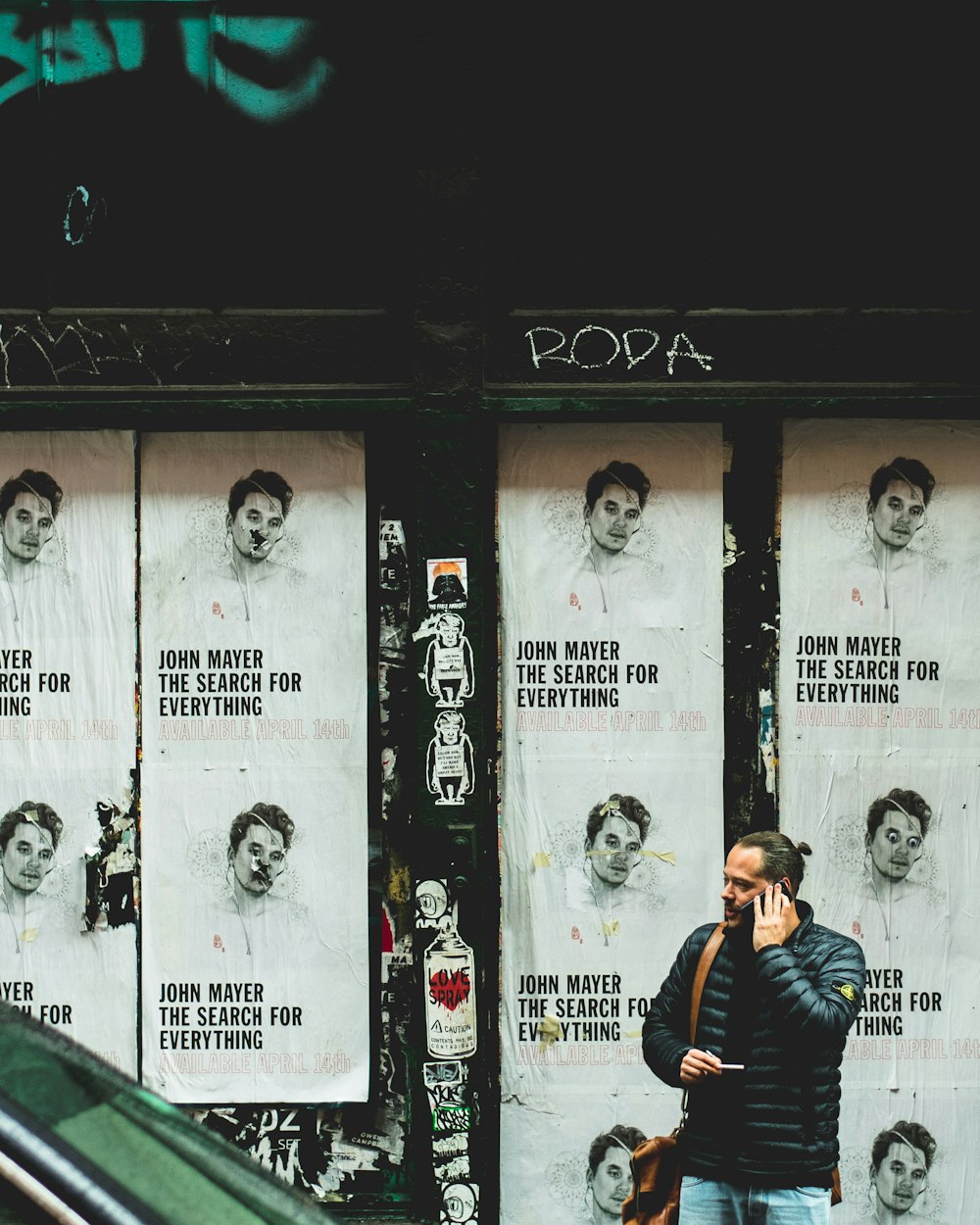 homme ayant un appel téléphonique