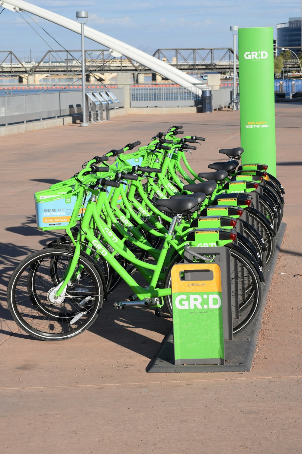 Grüne Fahrradparkplätze in der Nähe des GRD-Pfostens tagsüber