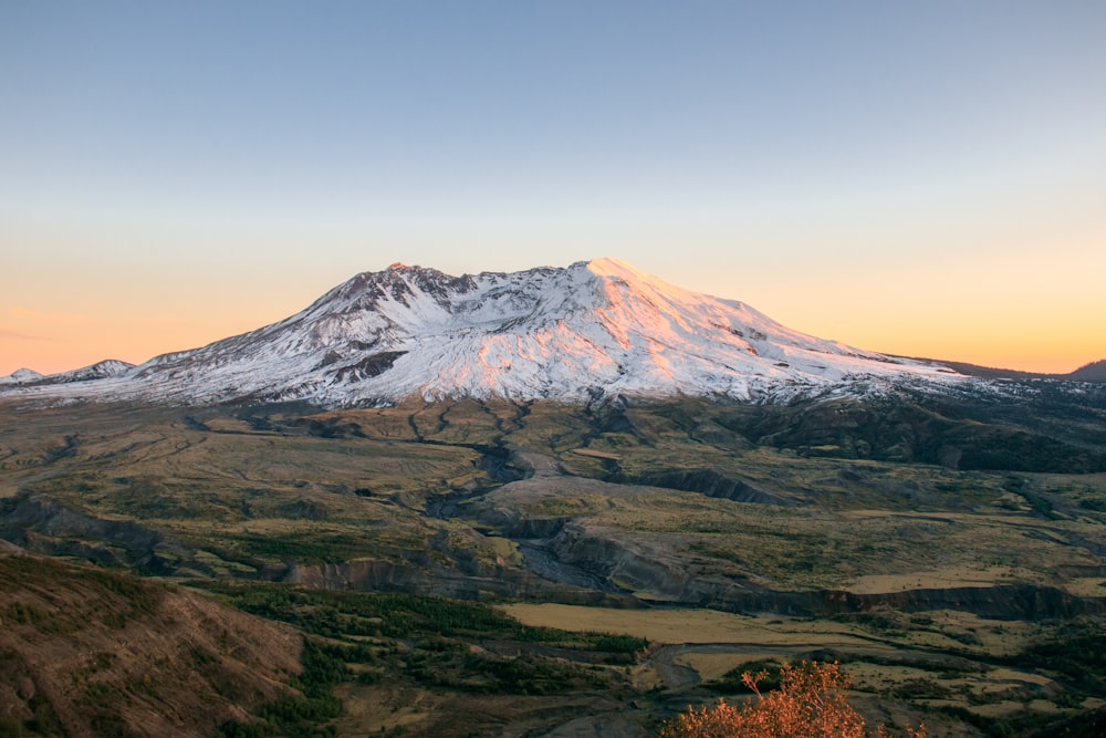 fotografia di paesaggio della montagna di neve durante l'ora d'oro