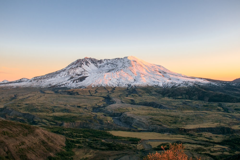 Landschaftsfotografie des Schneebergs während der goldenen Stunde