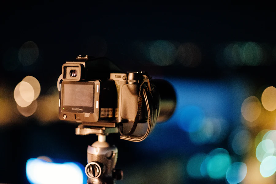 A black DSLR camera on a stand in selective focus