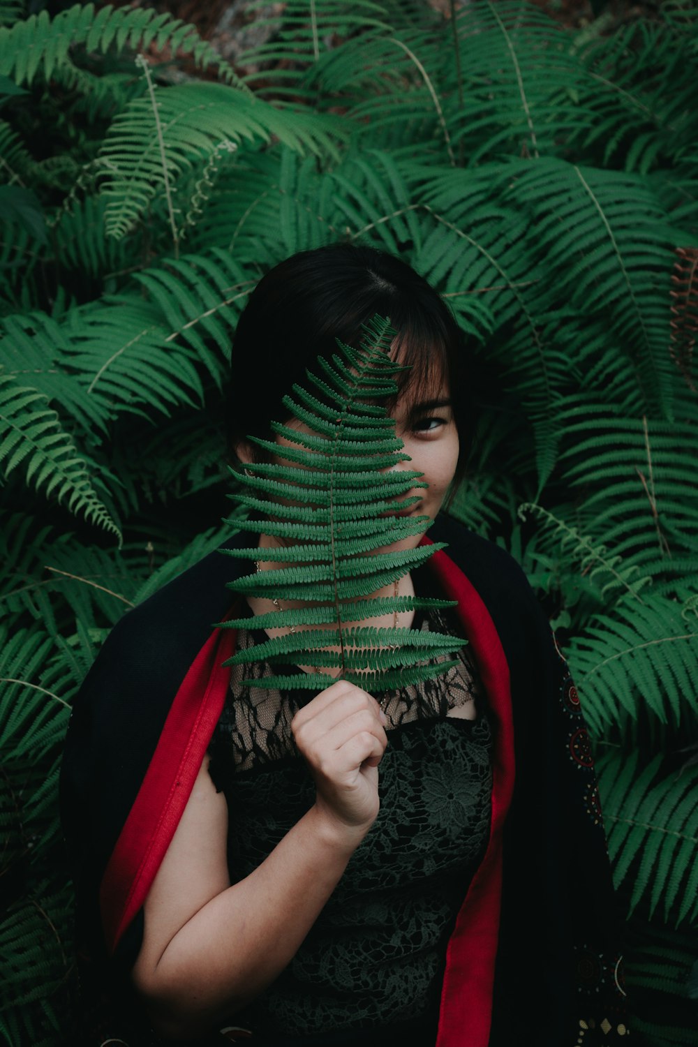 Mujer de pie frente a plantas verdes