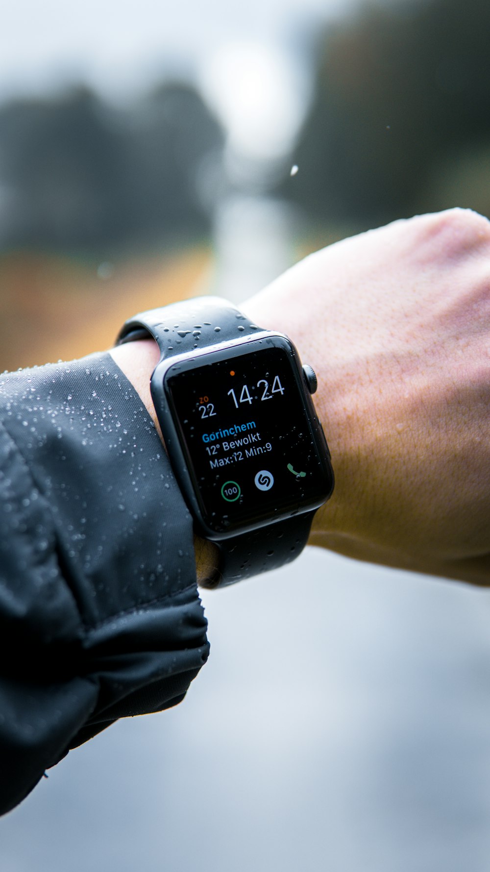 Person mit Apple Watch um 14:24 Uhr