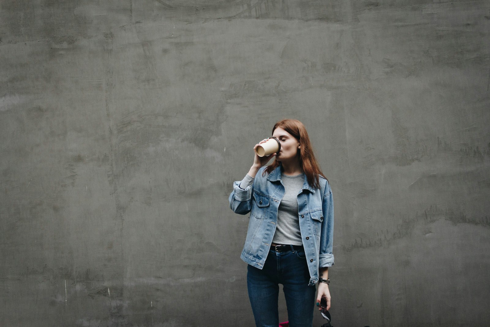 Canon EOS 500D (EOS Rebel T1i / EOS Kiss X3) + Canon EF-S 18-55mm F3.5-5.6 IS sample photo. Woman drinking on mug photography