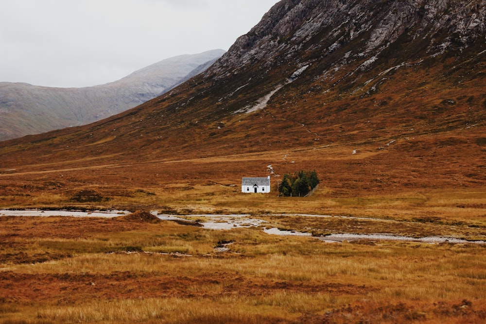 Maison Blanche près d’une formation rocheuse