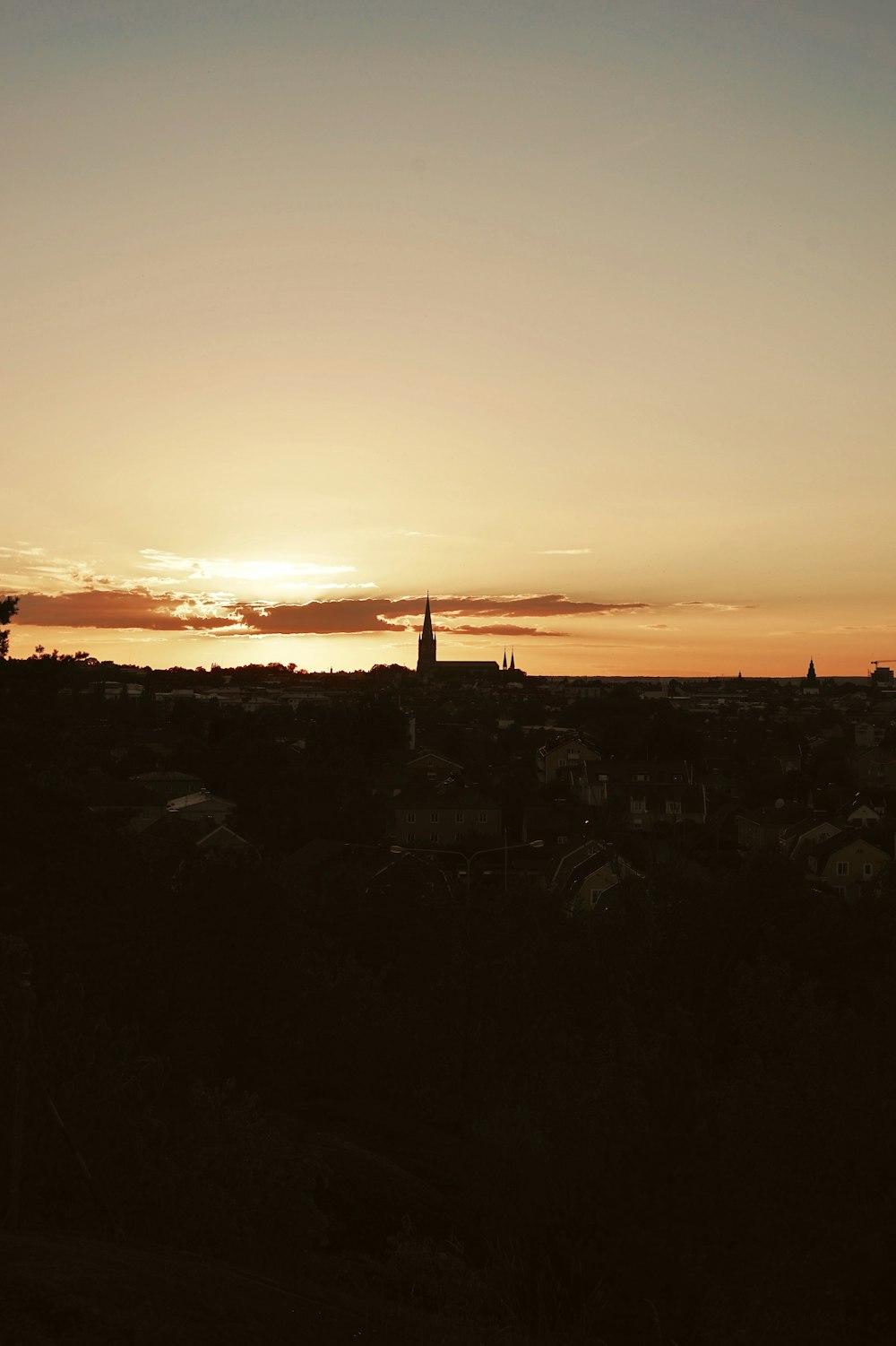 Blick auf die Stadt während der goldenen Stunde