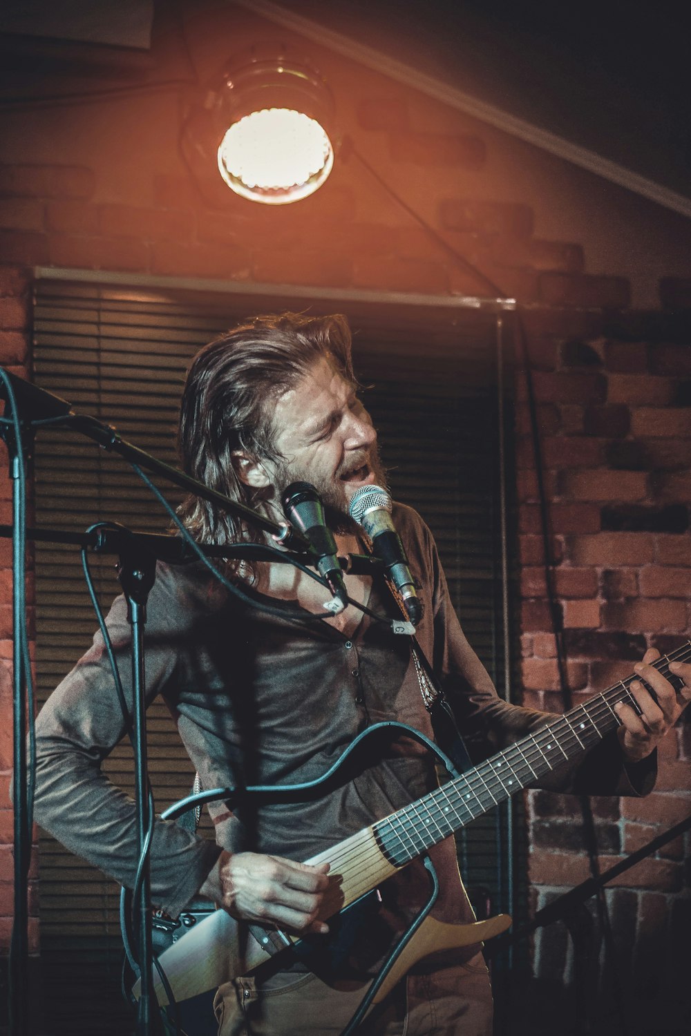 uomo che suona la chitarra