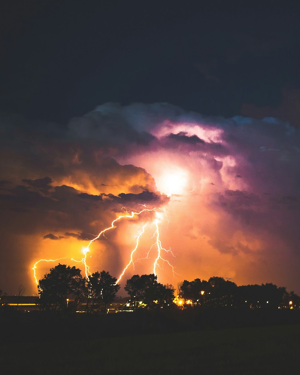 Caída de un rayo por la noche