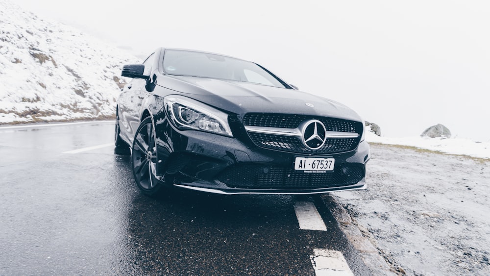 Coche Mercedes-Benz negro sobre superficie de hormigón gris