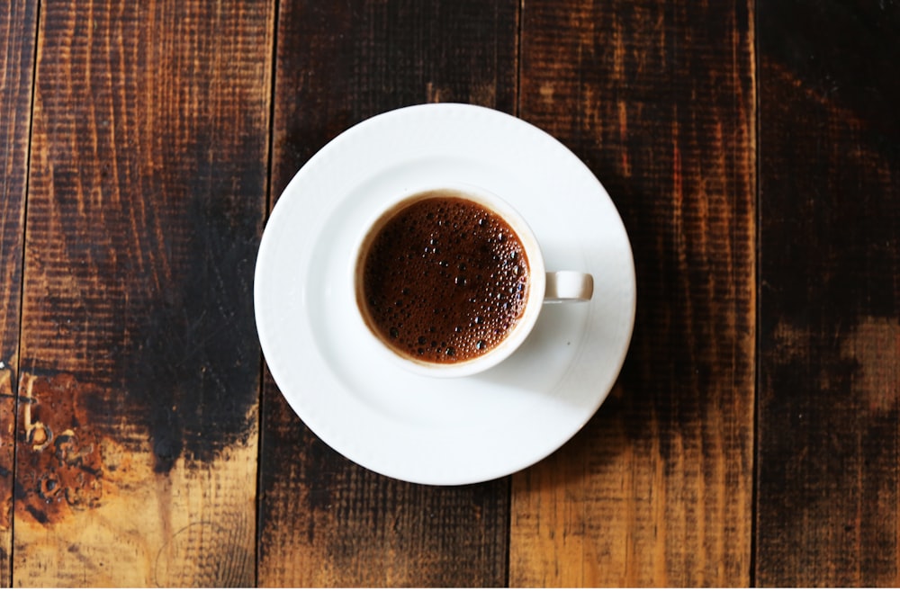 Tasse avec plein champ de café à l’intérieur