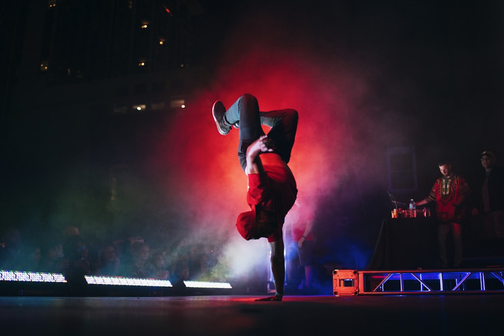 Mann macht Breakdance auf grauer Oberfläche