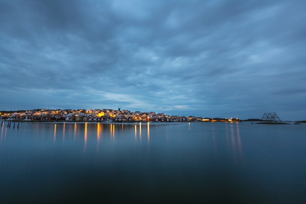 Specchio d'acqua accanto alla città