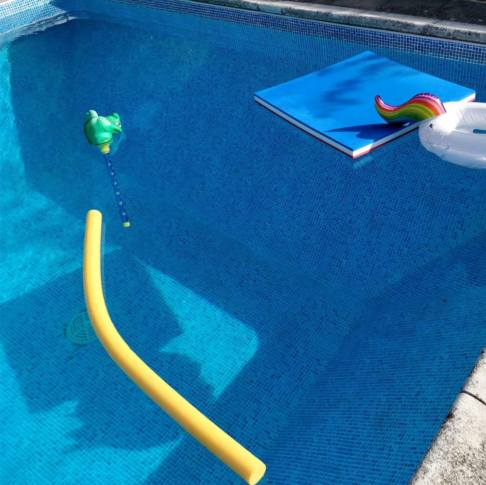 flutuador de unicórnio na piscina de água