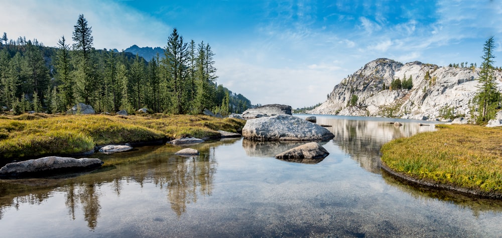 Colinas grises y blancas cerca del río