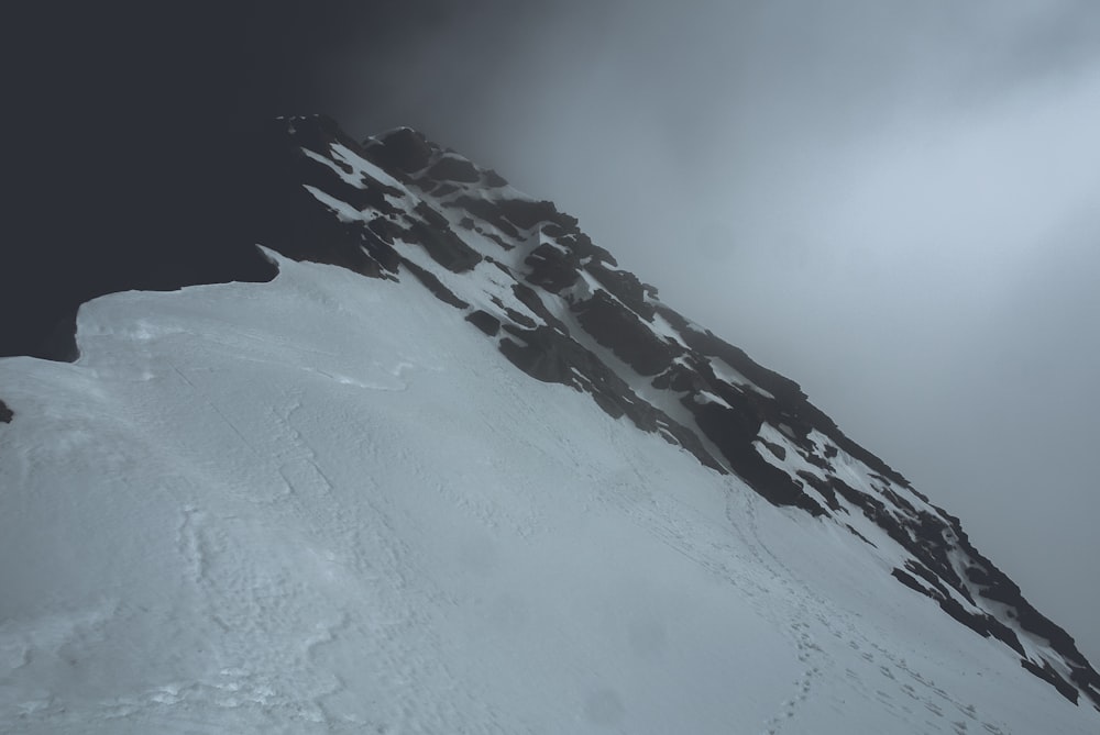 schneebedeckter Berg unter weißen Wolken am Tag