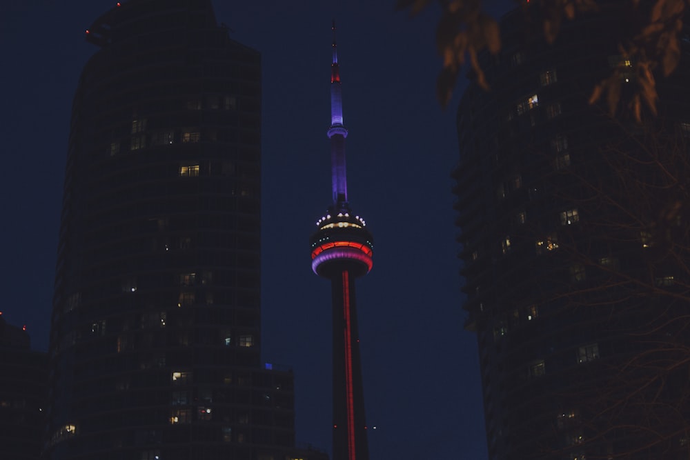 赤、白、青の光が横に点灯する高層ビル
