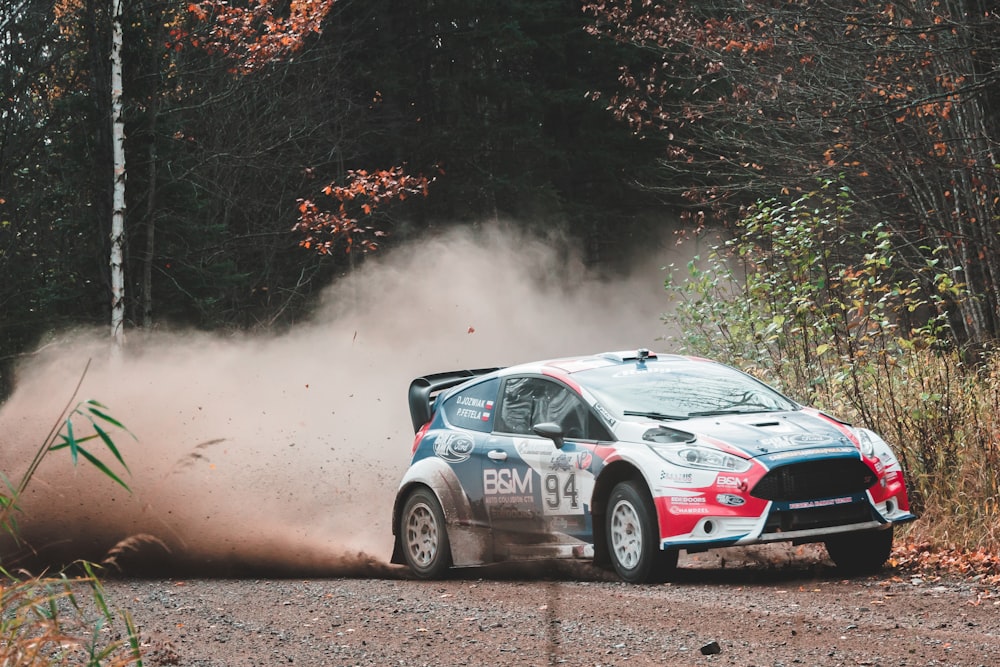 Hatchback rojo en la pista de rally