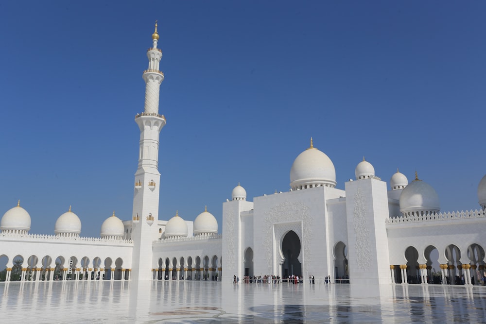Mezquita de hormigón blanco
