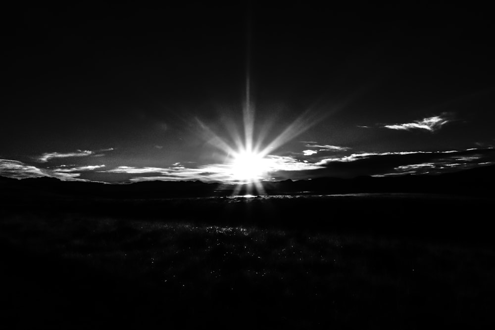 日の出グレースケール写真
