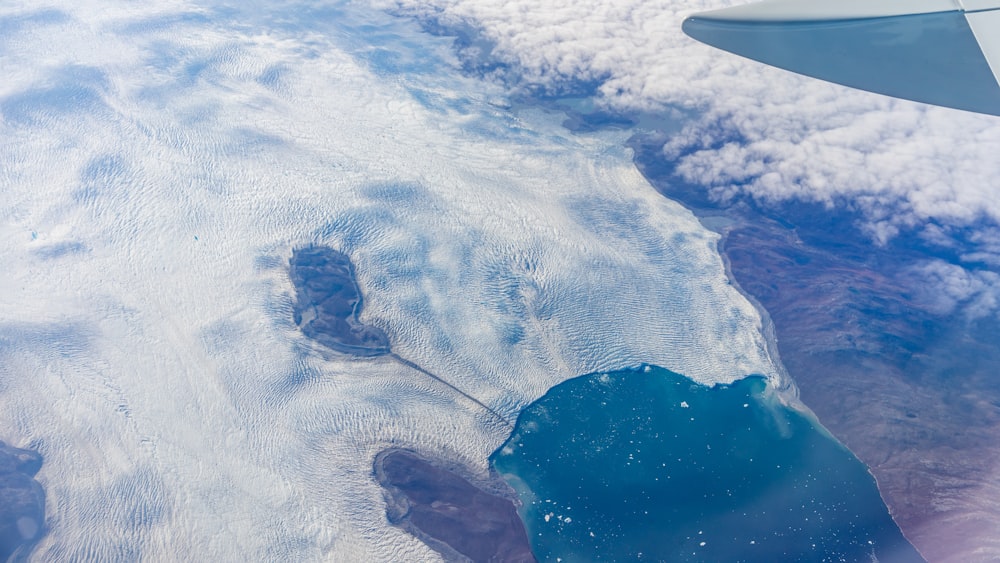 specchio d'acqua vicino alle rocce