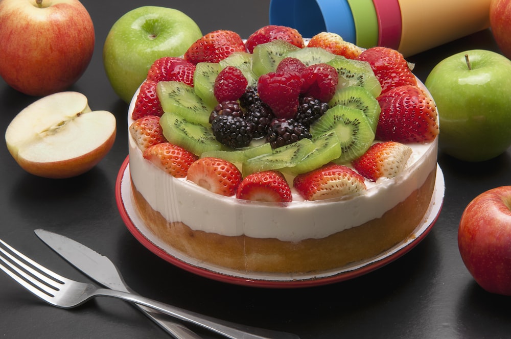 Gâteau rond avec un assortiment de fruits sur le dessus