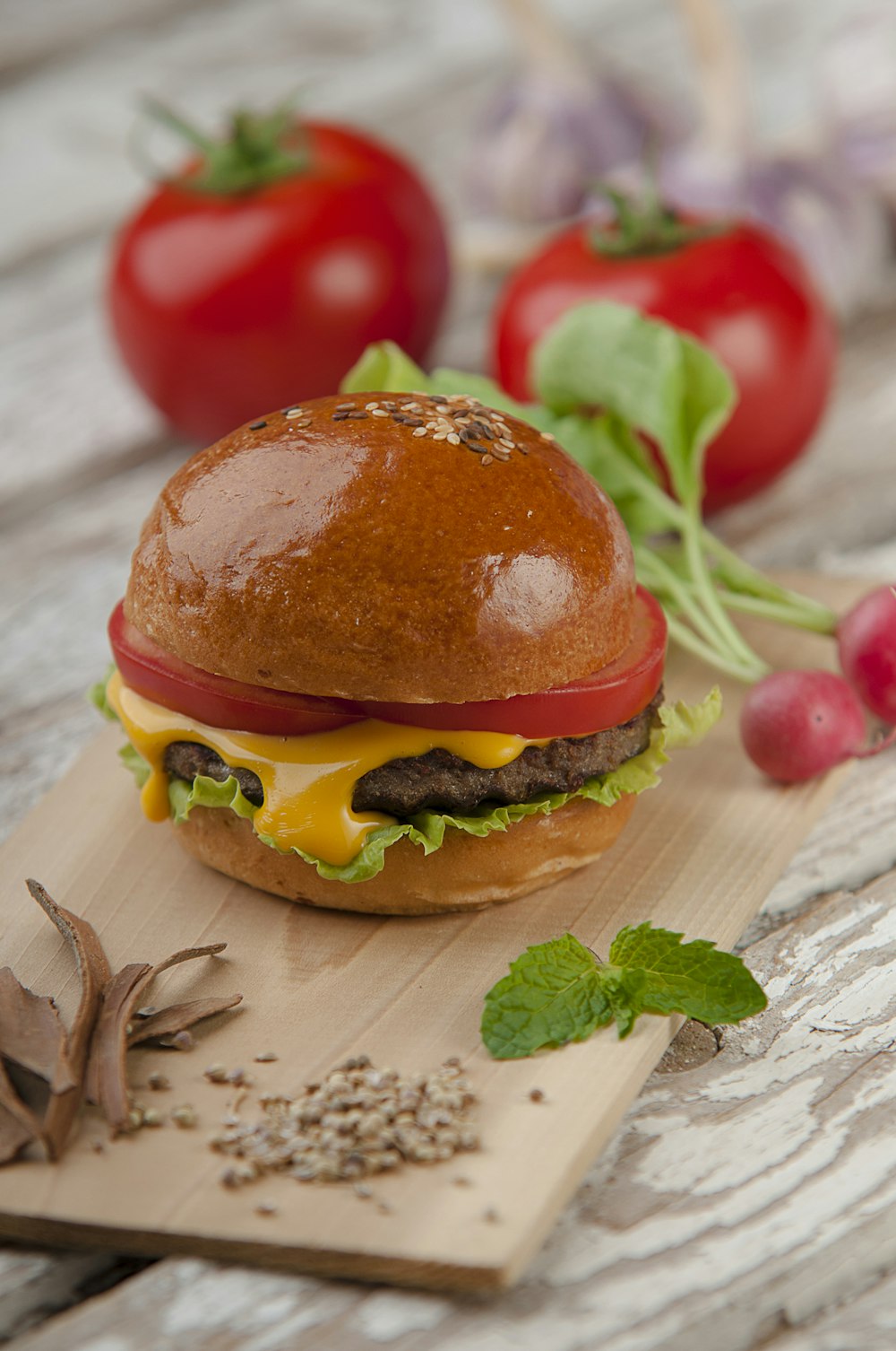 Photo de burger à la tomate et au fromage