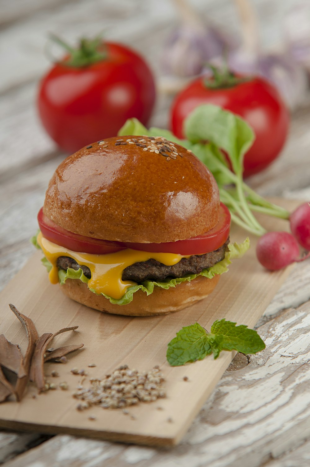 Foto de hamburguesa con tomate y queso