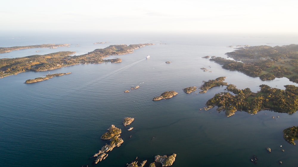 Fotografía aérea de la isla durante el día