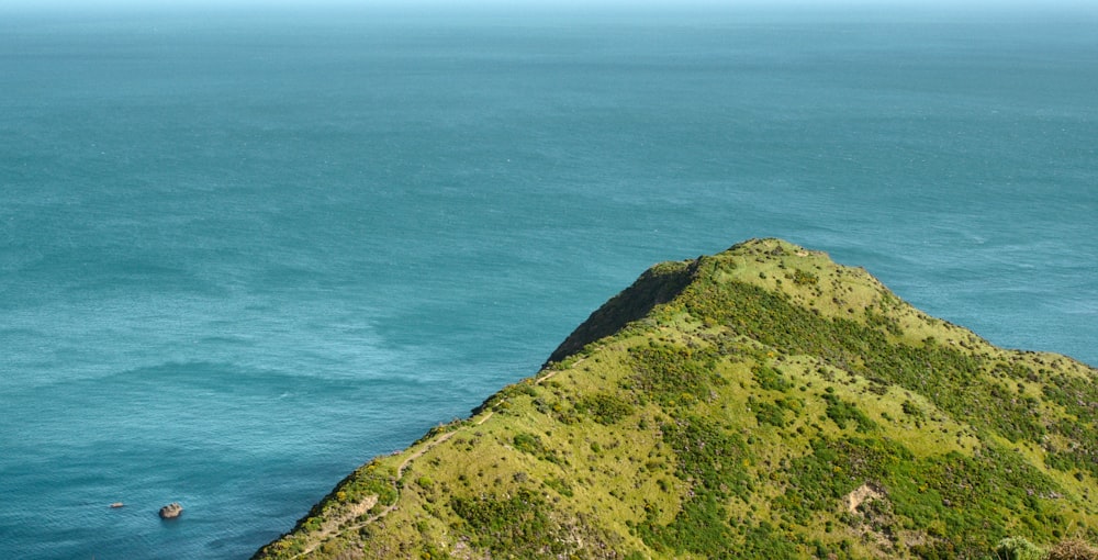 scogliera vicino allo specchio d'acqua