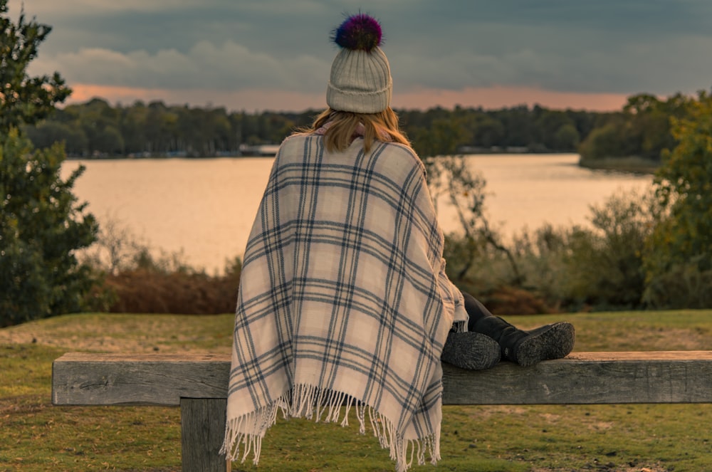 Mujer sentada cerca del río