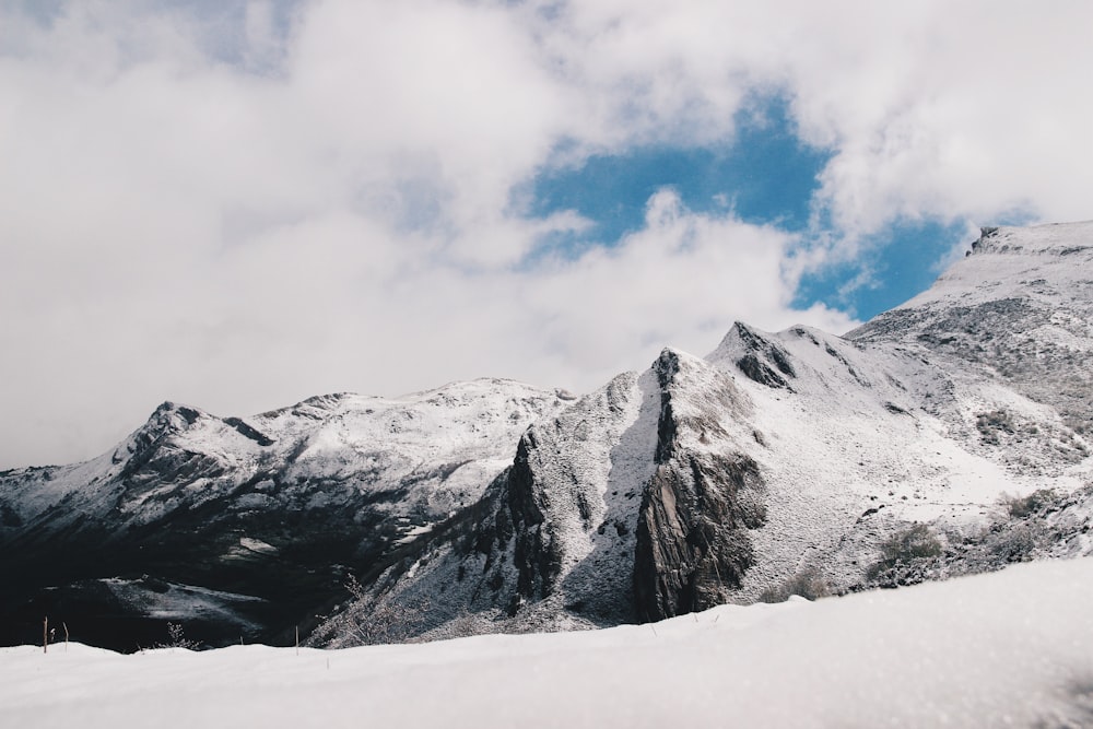 photographie de paysage de montagnes enneigées