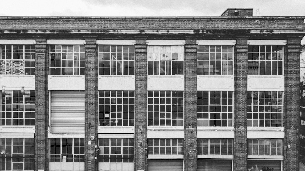 Photographie architecturale en niveaux de gris d’un bâtiment