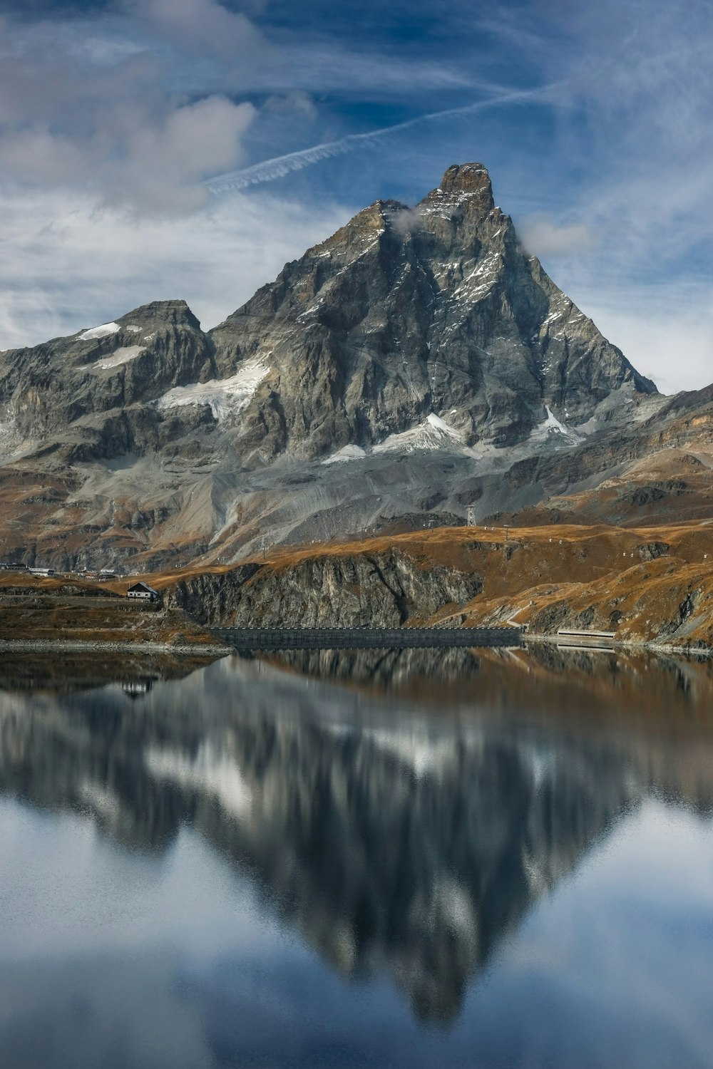 Grauer felsiger Berg unter blauem Himmel