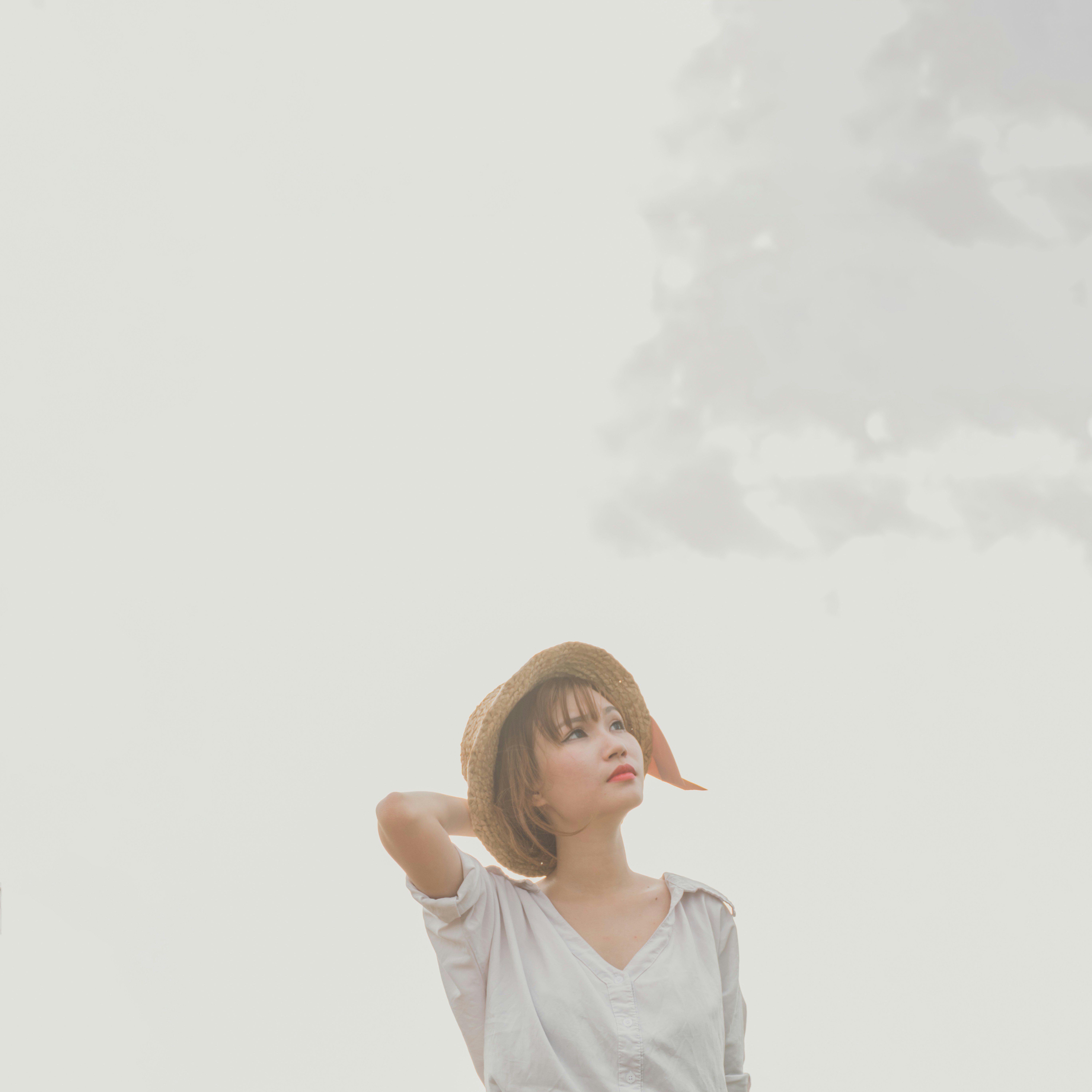 shallow focus photography of woman looking up