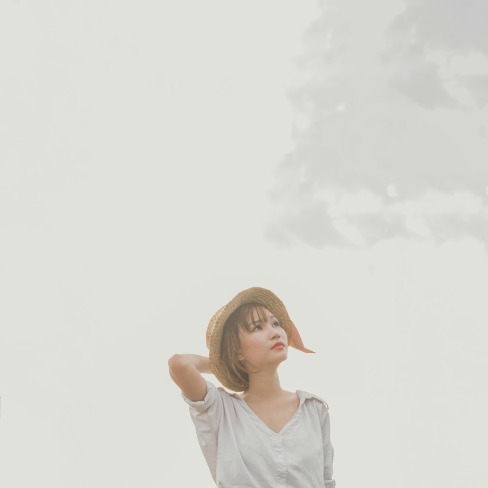 shallow focus photography of woman looking up