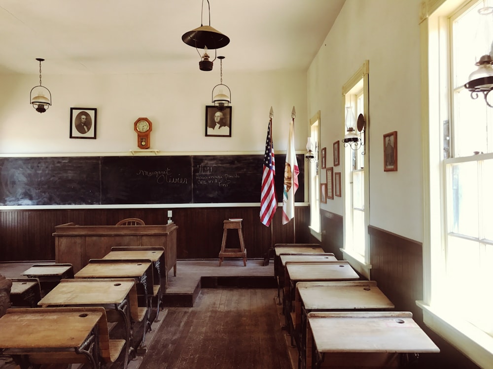 Old School Desk Pictures Download Free Images On Unsplash