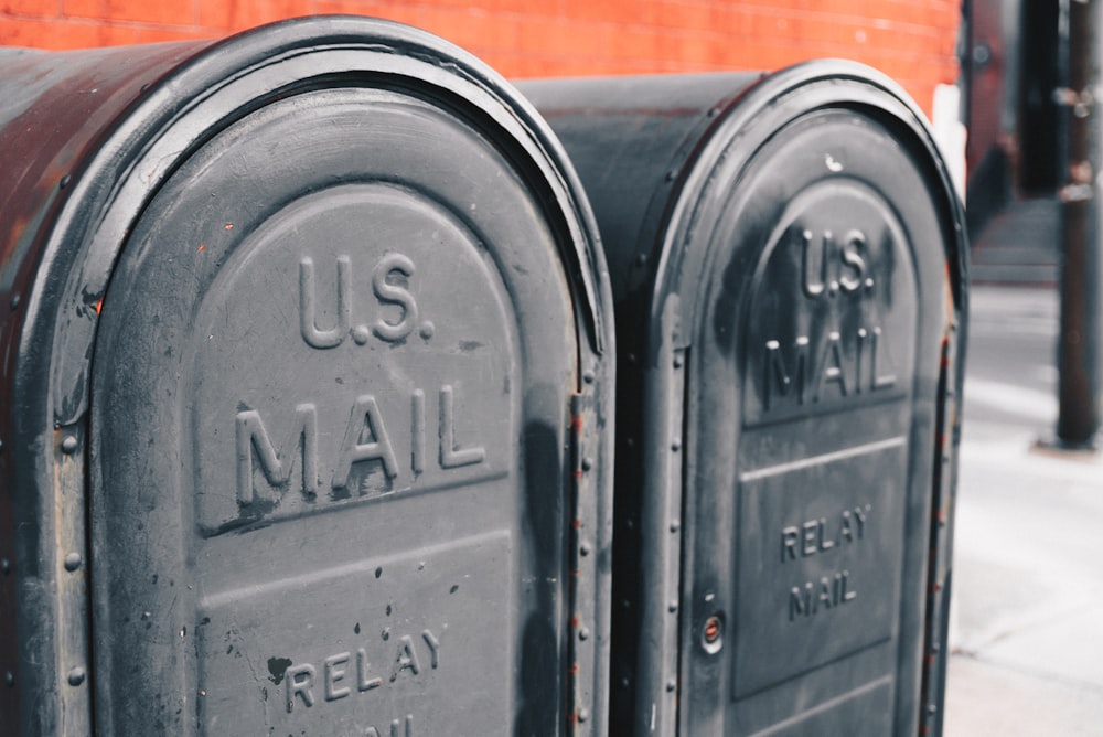 Nahaufnahme zweier grauer US-Briefkästen
