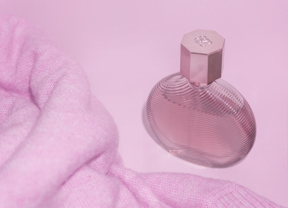 frasco de perfume de vidrio rosa